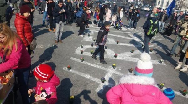 protest antiguvernamental cu copii in fata sediului guvernului intitulat lectia de educatie civica