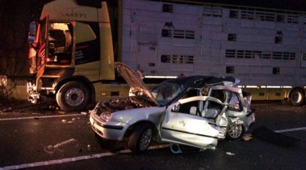 mehedinti un tir a spulberat un autoturism un tanar a murit iar alti doi sunt in stare critica