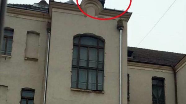 salaj un adolescent a vrut sa se arunce de pe acoperisul scolii
