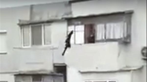 video viral un barbat a fost acuzat ca fura haine cu lanseta ce au descoperit politistii