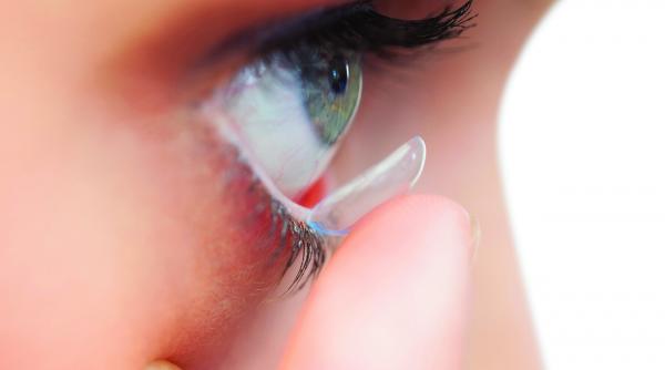porti lentile de contact si ai ochii uscati iata ce trebuie sa faci