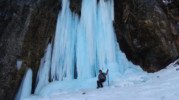 spectacolul naturii gheata de la cascada canionul sapte scari este turcoaz