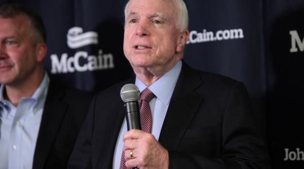 john mccain il critica pe donald trump pentru atacurile la adresa presei asa incep dictatorii