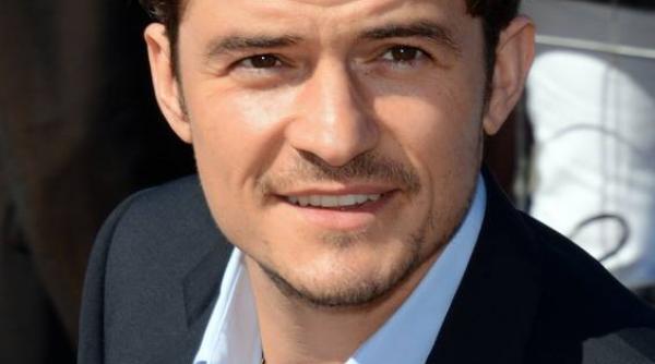 orlando bloom vizita in niger pentru a se intalni cu copiii afectati de actiunile violente ale boko haram