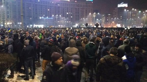 peste 2 500 de persoane in fata sediului guvernului manifestantii au format steagul ue