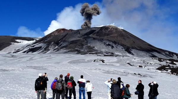 video vulcanul etna a erupt oferind un spectacol de lumina portocalie
