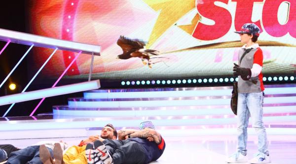 dresura cu pasari de prada pe scena de la next star juratii se ofera voluntari iar dan negru nu vrea sa se apropie de uliu