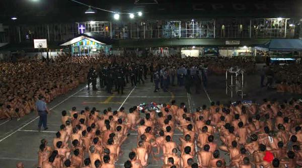 filipine fotografii cu detinuti goi stand aliniati scandalizeaza organizatiile neguvernametale pentru drepturile omului