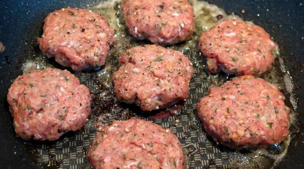 reteta zilei chiftelute de pui umplute cu gouda si ciuperci