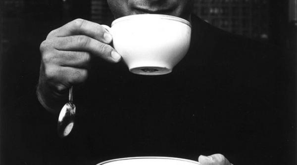 tom hanks le face cadou un espressor jurnalistilor de la casa alba