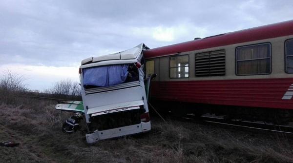 grav accident feroviar in timis un autocar a fost lovit in plin de un tren