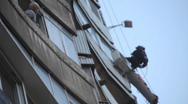 incendiu in centrul capitalei 4 autospeciale de stingere o ambulanta smurd si o masina de descarcerare la fata locului