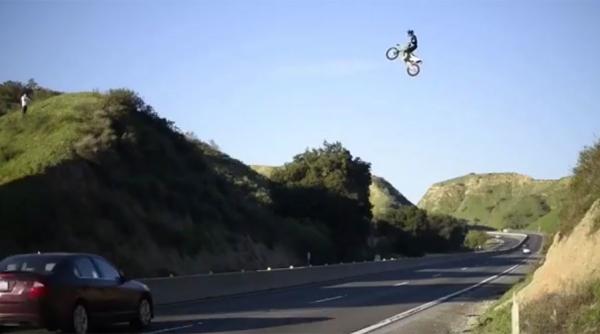 video cascadorie peste traficul de pe autostrada