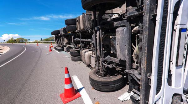 accident pe a1 sibiu deva un tir incarcat cu vopsea lavabila s a rasturnat