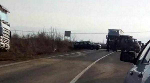 brasov un sofer a intrat cu masina intr o autoutilitara care avea la bord 7 persoane