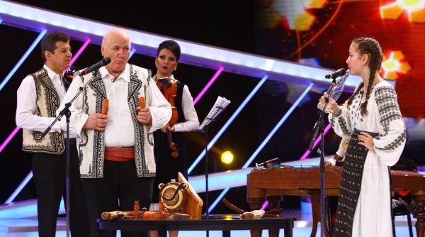 o concurenta si profesorul ei canta la canuta morcov si ciomag la next star