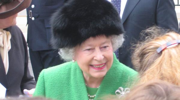 regina elisabeta a ii a a marii britanii a fost fotografiata calare in ajunul implinirii a 91 de ani