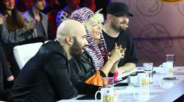 delia se sperie atat de tare de un concurent incat sare de pe scaunul juriului si vrea sa o ia la fuga