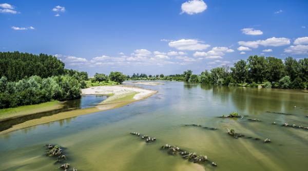 un barbat este cautat in raul jiu