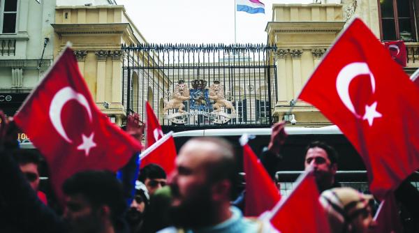 soc diplomatic turcia declara razboi olandei