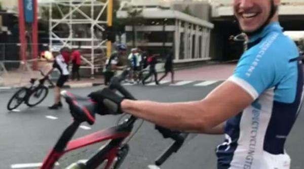 video rafale de vant de 100 km h au luat pe sus ciclistii care participau la cape town cycle tour