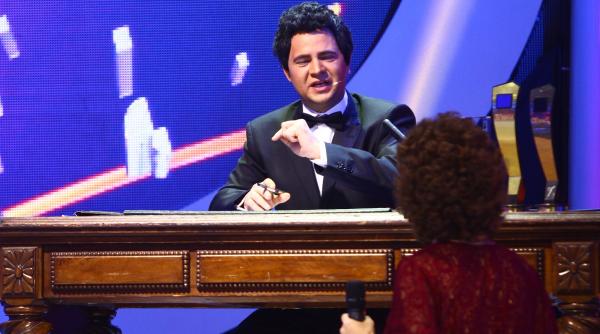 cosmin selesi il imita pe prezentatorul octavian ursulescu la te cunosc de undeva