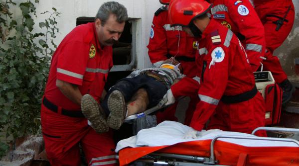 femeie cazuta intr o fantana publica din localitatea traian salvata de pompieri