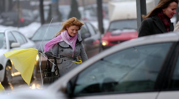meteo atentionare de vant cu viteze de pana la 70 de km h in judete din sud vest pana la ora 14 00