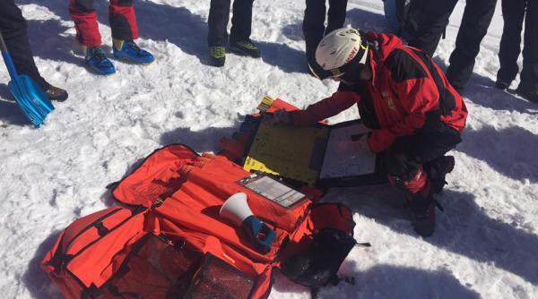 salvatorii plecati sa i caute pe alpinistii rataciti in retezat nevoiti sa se retraga din cauza viscolului