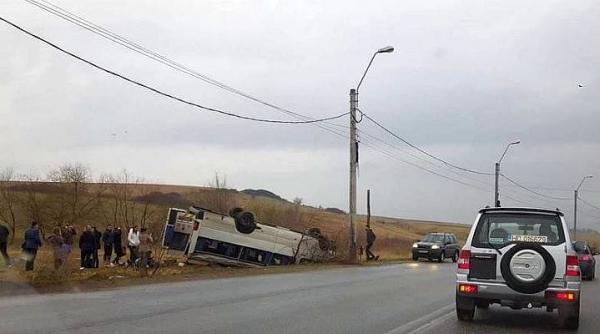 accident grav cu un microbuz scolar noua copii au fost raniti