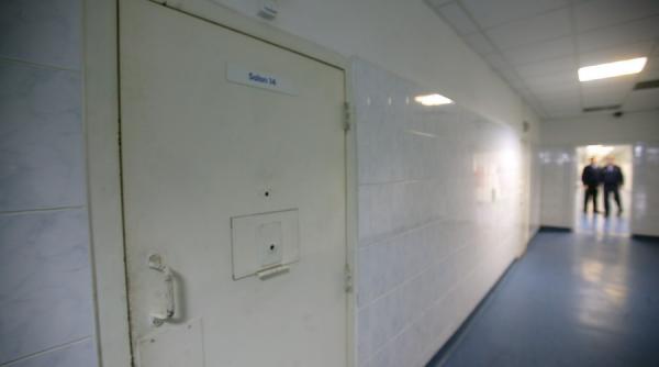 un detinut s a sinucis pentru ca autoritatile nu i au dat voie sa si inmormanteze sotia copilul si fratele morti intr un sccident