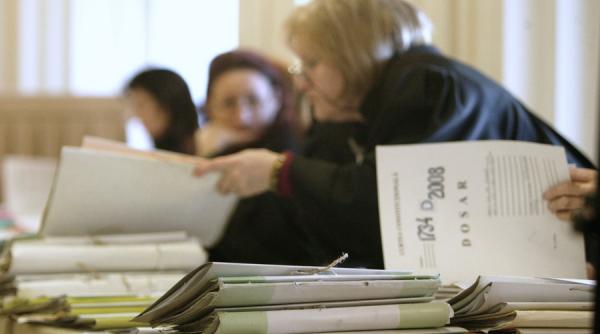 curtea constitutionala se pronunta daca persoanele condamnate penal pot sa fie membri ai guvernului