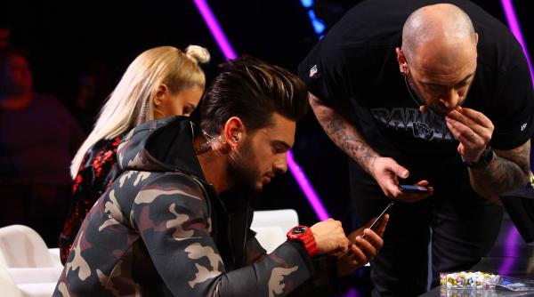 ce fac juratii in pauza la next star