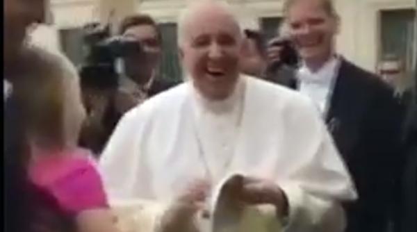 video o fetita i a furat papei francisc scufia de pe cap