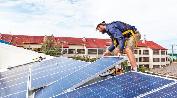 autorizatiile pentru montarea panourilor solare pot dura si 450 de zile