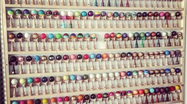 crbl are acasa peste 230 de jucarii kendama