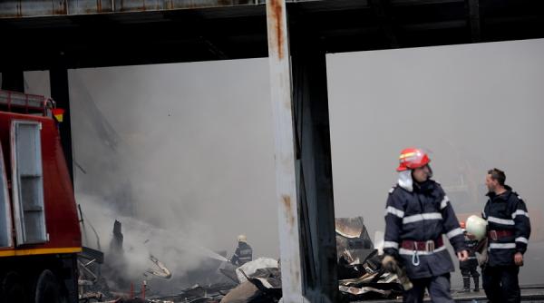 alerta incendiu puternic la o hala industriala de langa bucuresti