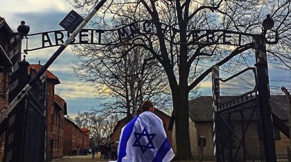 auschwitz 14 oameni dezbracati s au legat cu lanturi la intrarea fostului lagar de concentrare