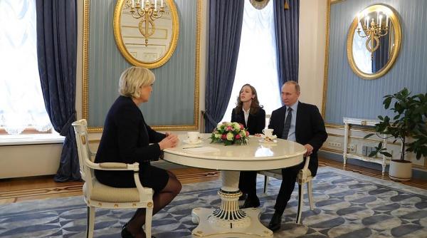 marine le pen a fost primita de putin la kremlin