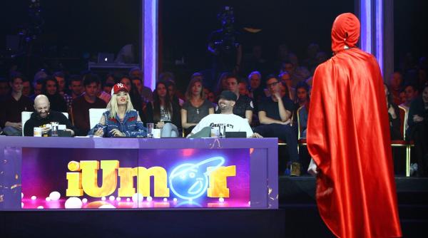 o multime de costume si personaje ciudate invadeaza scena iumor