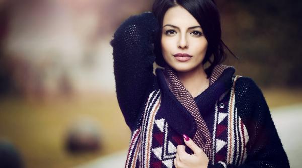 pretioasa zodiacului femeia care priveste lumea de pe piedestal