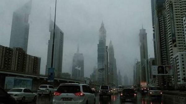 video ploaie torentiala cu tunete si fulgere in dubai orasul din mijlocul desertului inundat de aversele neobisnuite