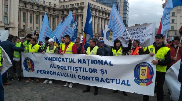 politistii protesteaza in fata guvernului