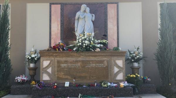 ceremonie emotionanta la hollywood in memoria regretatei actrite debbie reynolds si fiicei sale carrie fisher