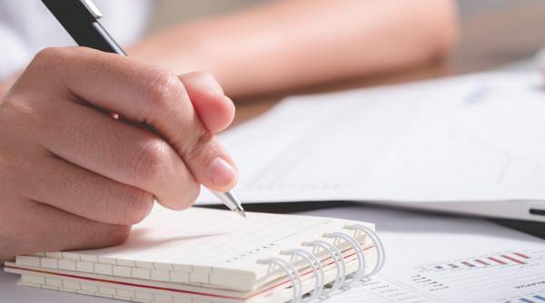 bugetarii din ministere rasfatati pe banii privatilor