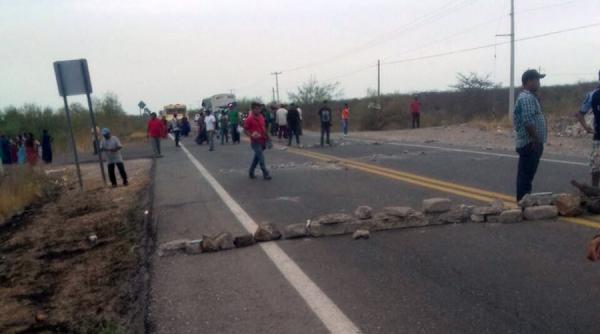 galerie foto 20 de turisti romani blocati de un protest spontan in mexic