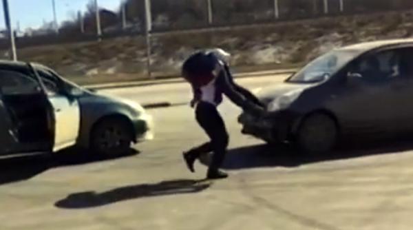 video un sofer rus a fost luat pe sus de o femeie si bagat in portbagaj
