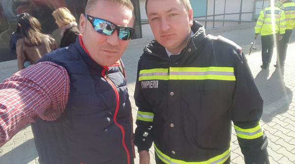 gest reprobabil un fotograf si un pompier si au facut selfie in locul unde o tanara a murit