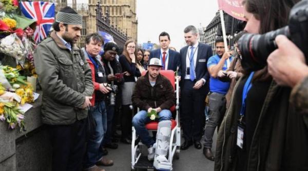 romanul ranit in atacul terorist de la londra a depus flori pe podul westminster