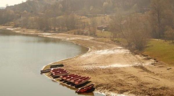 un lac de acumulare din mures evacuat aproape complet din cauza prabusirii unei pasarele tehnice